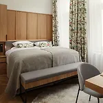 R16 Residences Aparthotel